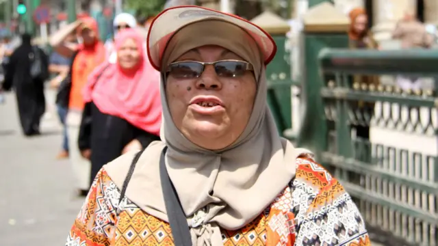 السلطات المصرية حذرت المواطنين من التعرض المباشر لأشعة الشمس بعد أن سجلت درجات الحرارة ارتفاعا غير مسبوقا، وأدت لوفاة مرضى بمستشفيات ومساجين. 