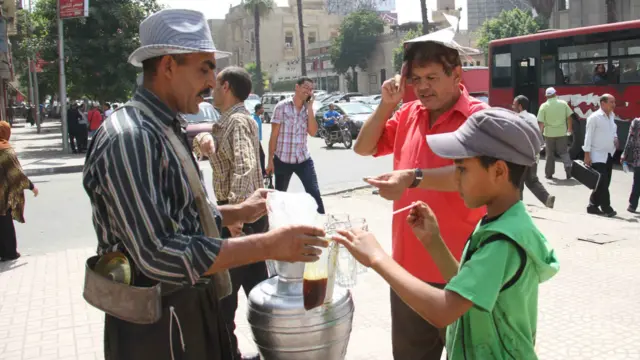 تناول المياه والمشروبات الباردة مثل العرقسوس وسيلة المصريين لمواجهة الحرارة التي تعد الأعلى خلال 11 عاما، ومن المتوقع استمرارها لأسبوع آخر.