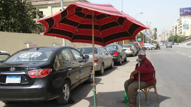 وزارة الصحة المصرية أكدت أن 85 بالمئة من الوفيات تزيد أعمارهم عن 65 عاما، وطالبت كبار السن بالتزام منازلهم والبقاء في أماكن جيدة التهوية.