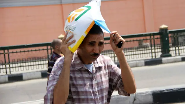  ارتفاع درجة حرارة الجسم مع عدم التعرق وإحمرار العين والجلد أبرز علامات الإصابة بضربات الشمس وتستوجب الانتقال فورا للمستشفى لتلقي العلاج.