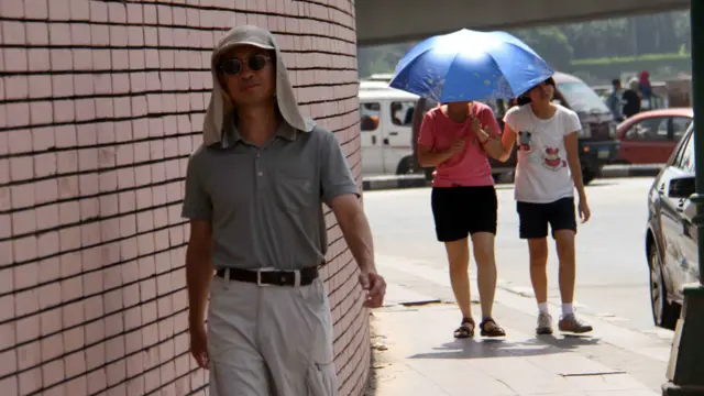 المظلات والقبعات انتشرت في الشوارع لتجنب أشعة الشمس المباشرة، بعد تحذيرات الحكومة من احتمال ارتفاع الحرارة لأكثر من 45 درجة.