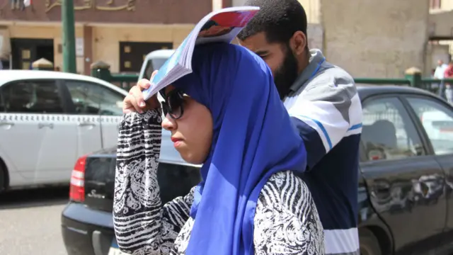 الكثير من المواطنين شككوا في حقيقة درجات الحرارة التي تعلنها الحكومة، وأكدوا أنها تزيد عن 50 درجة، بالإضافة إلى ارتفاع نسبة الرطوبة.