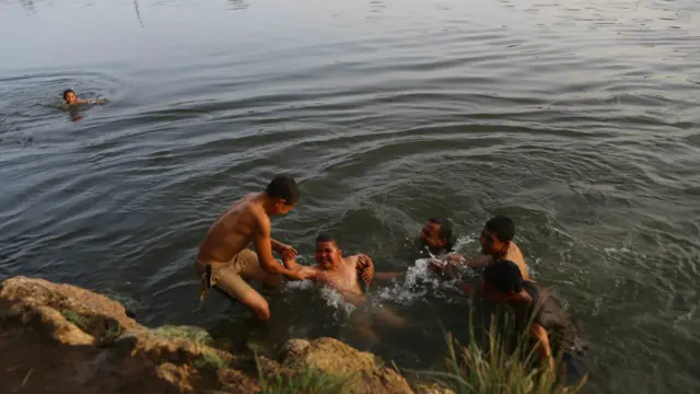 موجة الحر الساخن أثارت سخرية المصريين على مواقع التواصل الاجتماعي وتداولوا صورا لأطرف وأغرب طرق مواجهة الحر.