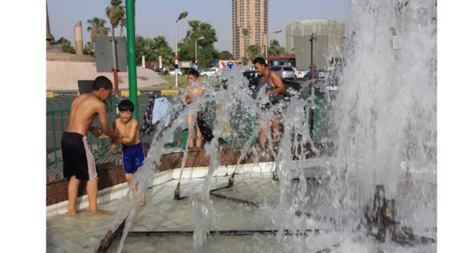 اللهو حول نافورة مياه في أحد الميادين العامة وسيلة البسطاء للهروب من الحرارة، بينما يلجأ آخرون إلى المقاهي المكيفة أو المراكز التجارية لقضاء الأوقات بعيدا عن منازلهم.