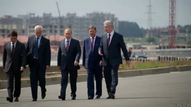 Владимиру Путину в августе 2013 года показали "участок строящейся ЦКАД", но формально дорога тогда еще не строилась