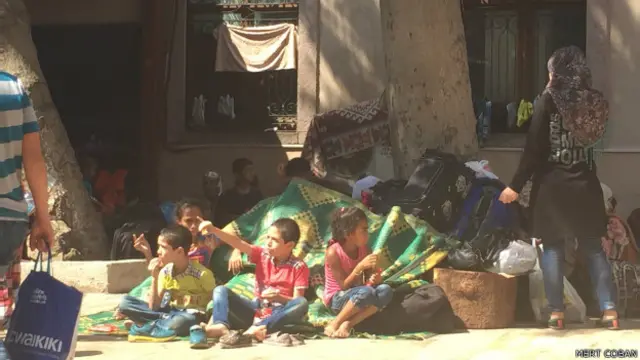 Göçmenlerin bir kısmı camii avlusuna sığınıyor.