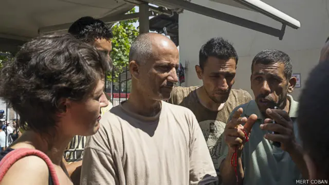 Deralı Ahmed, "Burada hayat pahalı, çocuklar eğitim alamıyor" diyor.