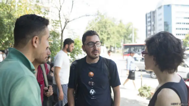 Kamışlı'dan gelip Almanya'ya gitmek isteyen iki mühendis kişi başı 3 bin Euro ödediklerini söylüyor.