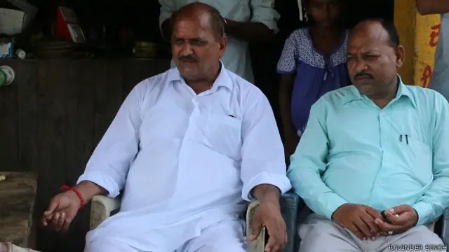 कुलभूषण शर्मा (सफेद कपड़ों में)