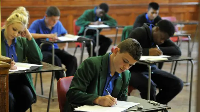 许多英国学生初中毕业后进入职业教育,另外一部分学生继续高中学习为考大学准备