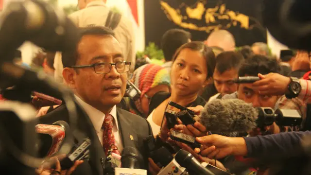 Menteri Sekretaris Negara, Pratikno, hanya mengatakan bahwa Menteri ESDM Archandra Tahar merupakan pemegang paspor Indonesia.