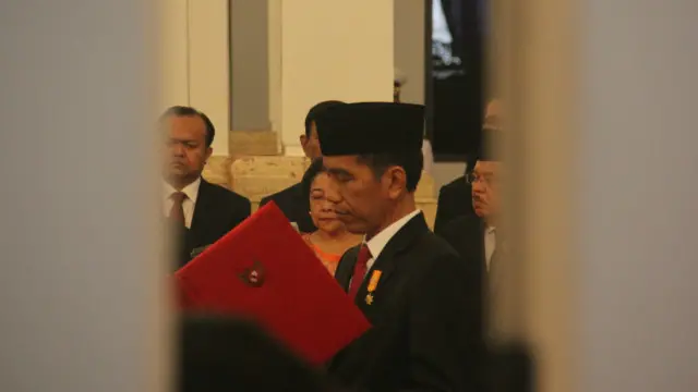 Presiden Jokowi melantik menteri-menteri barunya, dihadiri Ketua Umum PDIP, Megawati Soekarnoputeri.