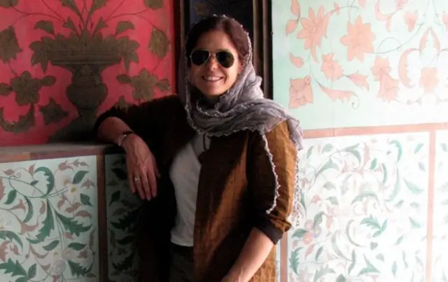 艾米·古特曼在德黑兰戈勒斯坦宫参观。