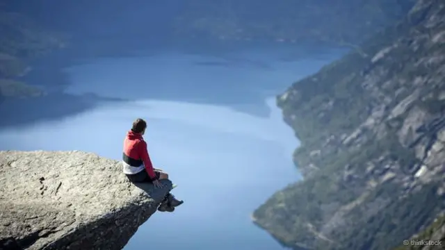 La agudeza visual se reduce con las distancias grandes. 