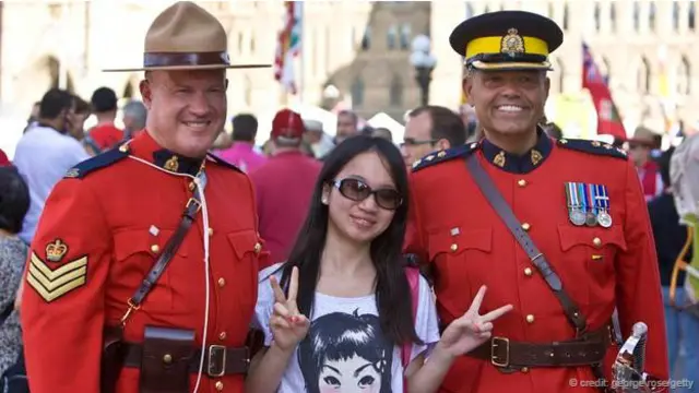 正在庆祝加拿大国庆日的加拿大皇家骑警(图片来源: George Rose/Getty)