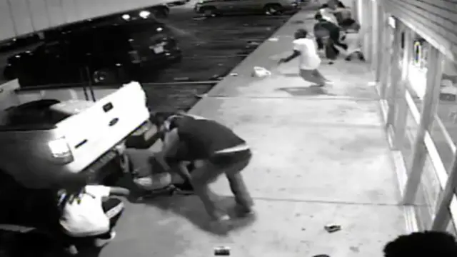 مختصر ویڈیو کلپ میں دیکھا جا سکتا ہے کہ 18 سالہ تھیرون ہیرس کے پاس پستول تھی