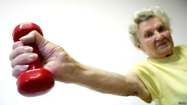 Пожилая женщина с гантелями