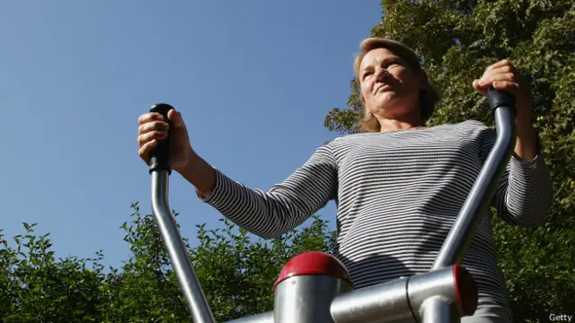 Пожилая женщина на тренажере