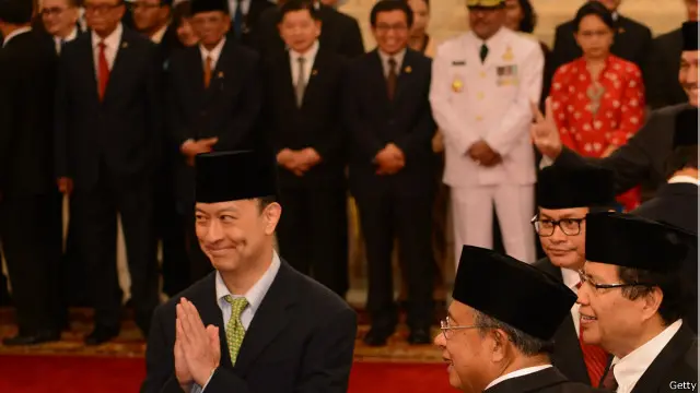 Pebisnis muda Thomas Lembong menggantikan Rachmat Gobel sebagai Menteri Perdagangan.