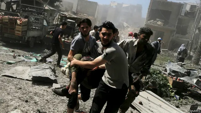 مواطنون يحاولون إسعاف مصاب في دوما بريف دمشق بعد غارات الطيران السوري.