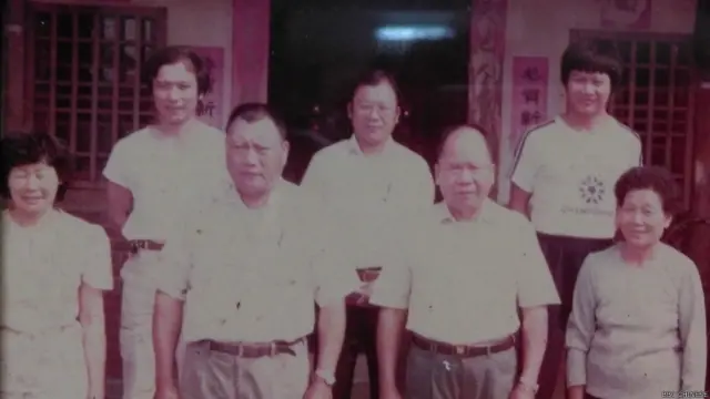 劉明福（左二）與劉明發（右二），1960年代攝於自宅。