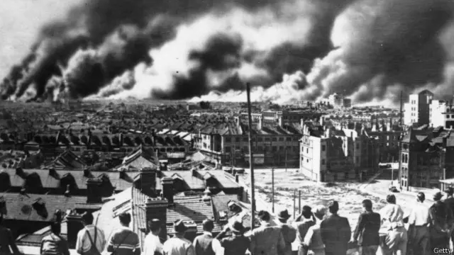 اعتاد رؤساء الوزراء السابقين أن يقدموا بيانا كل عقد للاعتذار عن ما قامت به اليابان من أفعال خلال الحرب العالمية الثانية بحق دول مجاورة