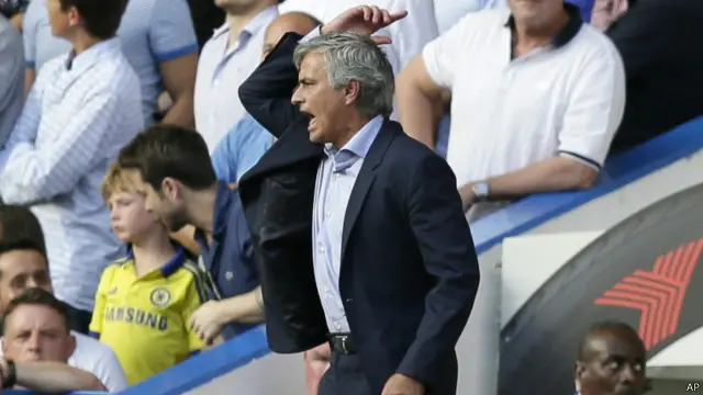 Mourinho menuding tim medisnya "tak mengerti sepak bola"