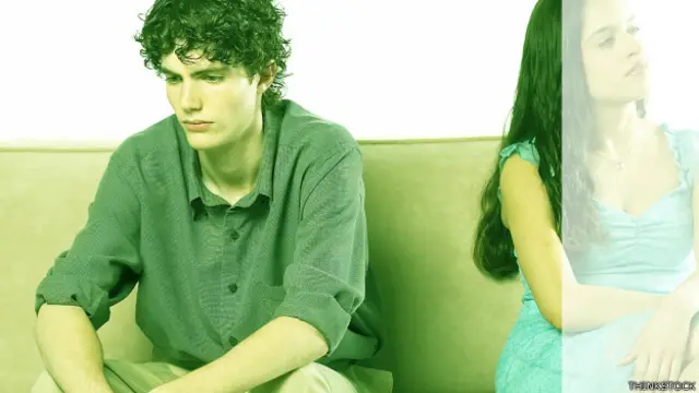 Joven triste por ruptura amorosa