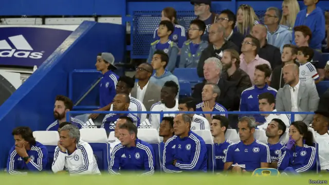 Carneiro dan Mourinho di bangku pinggir lapangan saat Chelsea bertanding