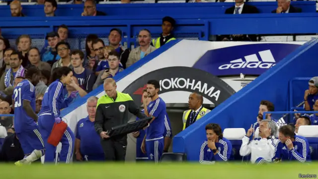 Carneiro dalam fungsinya di pinggir lapangan