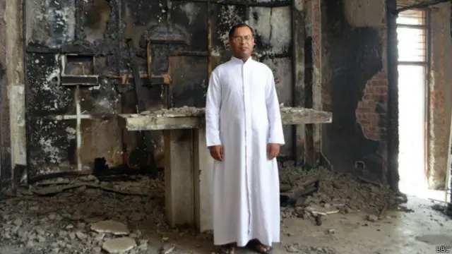 فادر انتھونی کا کہنا ہے کہ چرچ کا جلنا بھارت کے آئین کے جلنے کے مترادف ہے جو مذہبی آزادی کی ضمانت دیتا ہے