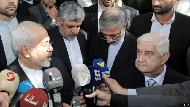 محمدجواد ظریف (چپ) و ولید معلم (راست)، وزرای خارجه ایران و سوریه پس از دیدار با بشار اسد