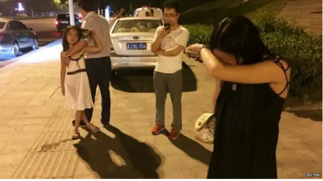 عینی شاہد نے مقامی میڈیا کو بتایا کہ وہ خریداری کے لیے گھر سے باہر نکلی تھیں کہ انھوں نے ’اچانک آگ کا بڑا سا گولہ دیکھا‘