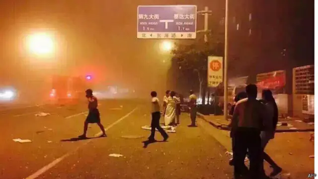 Прохожие на улице рядом с местом взрыва