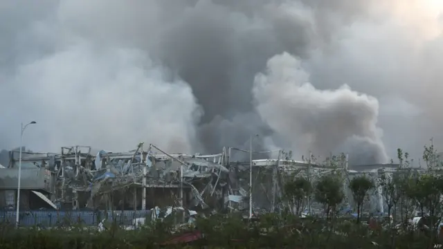 سماجی رابطوں کی ویب سائٹ پر جاری ہونے والی تصاویر میں آسمان پر شعلے بلند ہوتے ہوئے دیکھے جا سکتے ہیں۔ دھماکے سے قریبی عمارتین منہدم ہو گئی ہیں۔