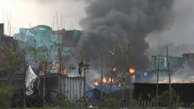 دھماکے اتنے شدید تھے کہ ان کی آواز کئی کلو میٹر دور تک سنی گئی۔ 