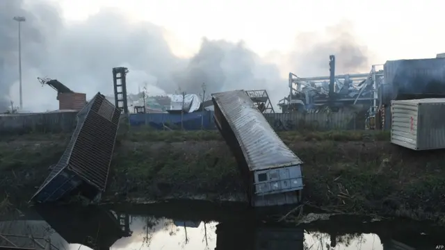 دھماکے بندرگاہ کے قریب ایک گودام میں ہوئے جہاں ’آتش گیر مادہ اور دیگر مہلک اشیا‘ رکھی ہوئی تھیں۔