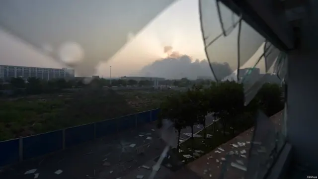 不少建筑物的玻璃被震碎。