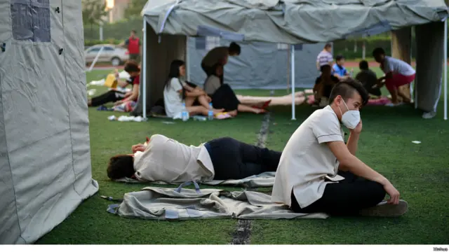 周边居民在天津开发区第二小学教室里休息。