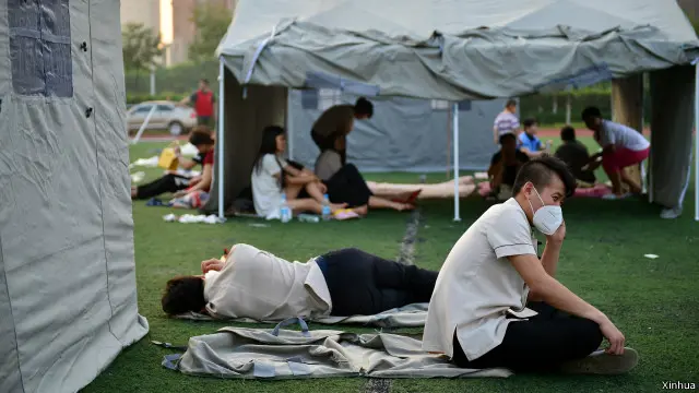Warga sipil diminta menyingkir dari sekitar lokasi ledakan dan mengenakan masker.