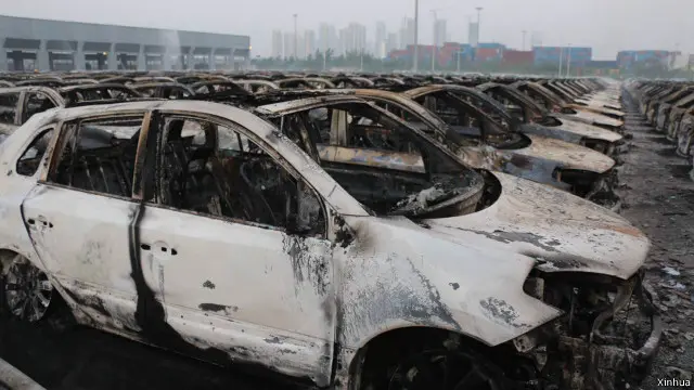 Hàng trăm tòa nhà và xe ở khu vực cảng đã bị phá hủy