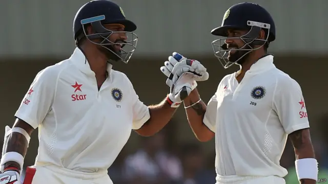 शिखर धवन को बधाई देते विराट कोहली