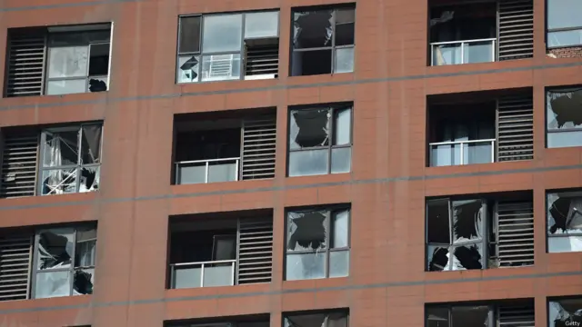 سرکاری ٹی وی پر دکھائے گئے مناظر میں دھماکے کے بعد نزدیکی عمارتوں کی بجلی بند ہو گئی ہے۔ چین کے سرکاری ریڈیو کا کہنا ہے کہ جائے وقوعہ کی قریب کی عمارتوں میں دراڑیں پڑ گئی ہیں۔