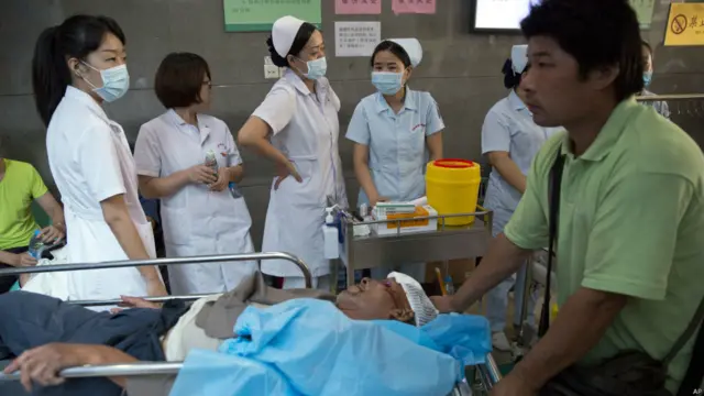 چین کے سرکاری ٹی وی کے مطابق دھماکے میں 400 سے زائد افراد زخمی ہیں جن میں سے 11 کی حالت تشویشناک ہے۔