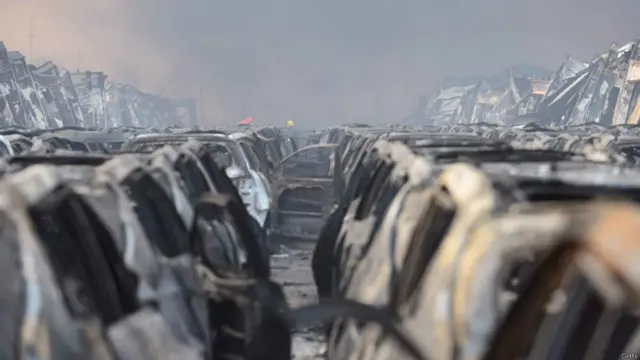 پہلا دھماکہ مقامی وقت کے مطابق رات 11:30 پر ہوا اور اُس کے تقریباً 30 سکینڈ کےبعد دوسرا دھماکہ ہوا۔