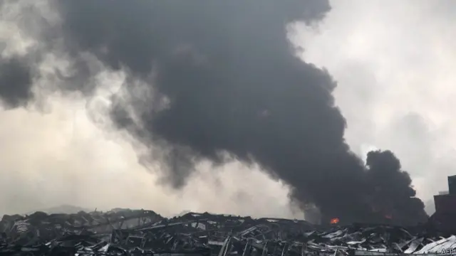 Дым над развалинами склада