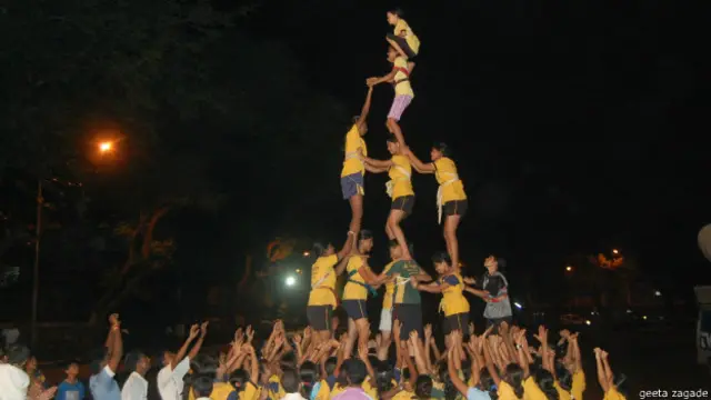 भारत में बनाया गया मानव पिरामिड