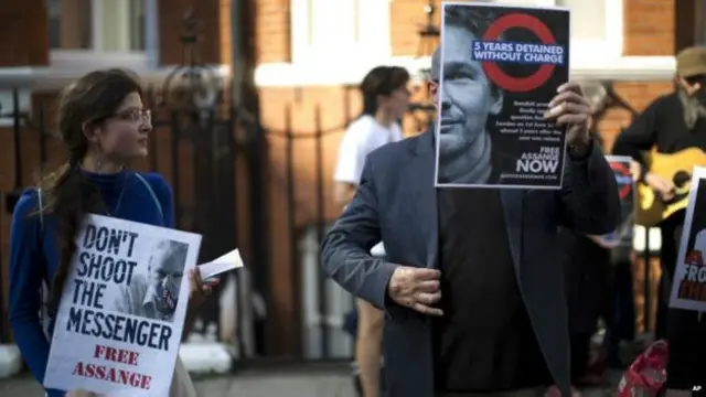 Сторонники Ассанжа