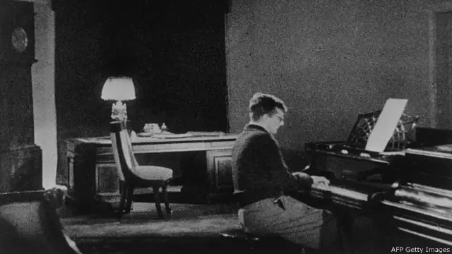 Дмитрий Шостакович за роялем