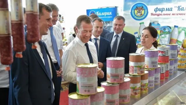 Дмитрий Медведев осматривает продуктовые товары